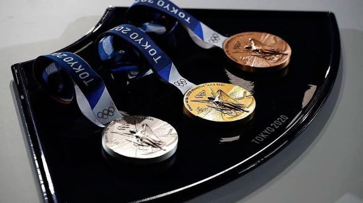 Китайские спортсмены взяли золото Олимпиады в синхронных прыжках в воду с трехметрового трамплина