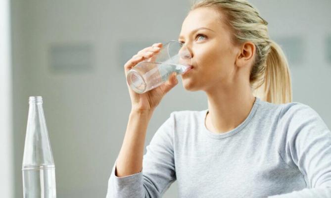 Эксперты рассказали, что случится с организмом человека, ежедневно пьющего теплую воду