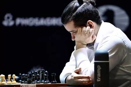 Карлсен победил вторую партию подряд в матче с Непомнящим за шахматную корону