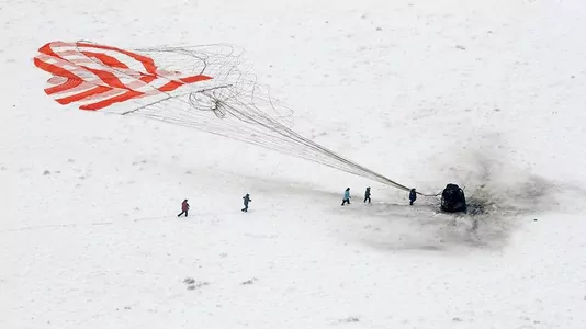 “Soýuz MS-20” gämisi kosmonawt we iki ýaponiýaly syýahatçy bilen Gazagystana gondy