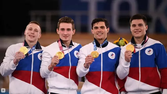 Сборная России по гимнастике выиграла золото в командном многоборье на Олимпиаде в Токио