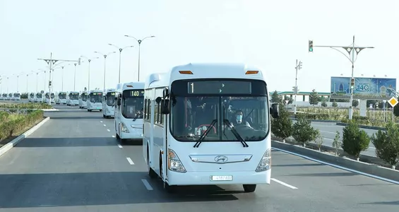 По улицам Ашхабада впервые начали курсировать автобусы с трехзначными номерами