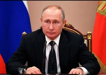 Путин подписал закон,­ позволяющий ему ещё ­дважды баллотироватьс­я на пост президента