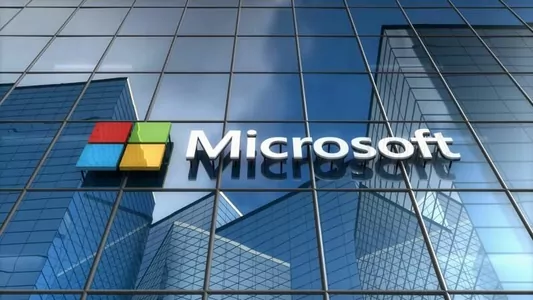 Microsoft ownuk söwda dükanlarynyň köpüsini ýapar