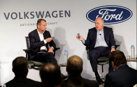 Ford bilen Volkswagen birleşigi ösdürmek üçin şertnama gol çekdiler