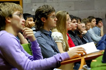 Taryhda ilkinji gezek bütin dünýäde talyplaryň we okuwçylaryň okuwy togtadyldy