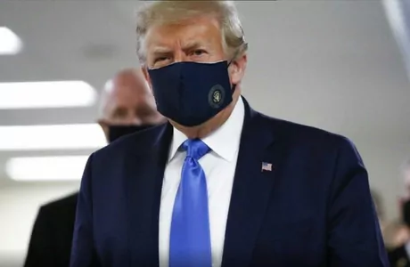 Трамп впервые появился на публике в защитной маске