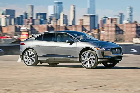 Tesla sabyrsyzlyk bilen garaşylýan Model Y krossowerini wagtyndan öň çykardy