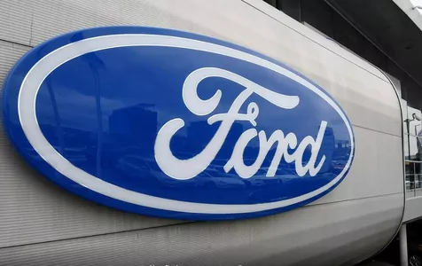 Ford Ýewropada dilerleri ýapýar we onlaýna girişýär