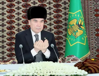 Gurbanguly Berdimuhamedow Daşoguz welaýatynyň baş metjidinde sadaka berdi