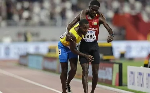 Бегун из Гвинеи-Бисау помог сопернику финишировать в забеге на 5000 метров