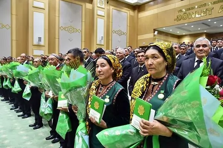 Oba hojalygynyň göreldeli zähmetkeşlerine orden-medallar gowşuryldy