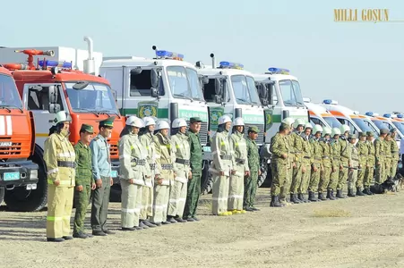 Военнослужащие национальной армии Туркменистана осваивают навыки спасателей