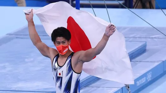 Японский гимнаст стал чемпионом Олимпиады в личном многоборье