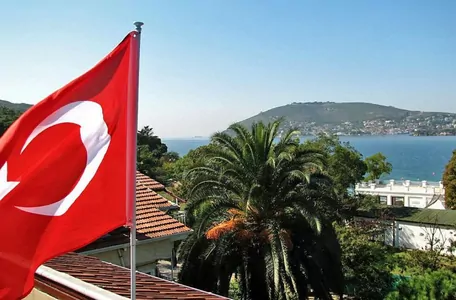Туристам в Турции посоветовали отказаться от купания в море