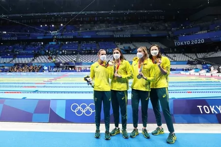Австралийские пловчихи выиграли золото Олимпиады в Токио, установив мировой рекорд