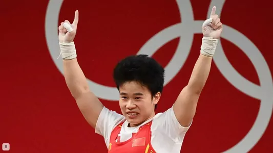 Тяжелоатлетка из Китая выиграла золотую медаль в весе до 49 кг, установив рекорд Олимпиады