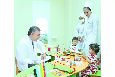 Президент Туркменистана проведал подопечных Научно-клинического центра охраны здоровья матери и ребенка