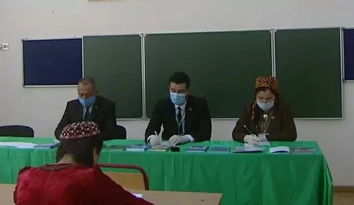Абитуриенты сдают вступительные экзамены в  масках и перчатках