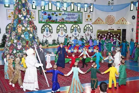 Döwletliler köşgünde terbiýelenilýänlere Türkmenistanyň Prezidentiniň sowgatlary gowşuryldy