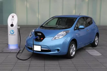 Эксперты: Электрокары­ станут дешевле бензи­новых и дизельных автомобилей уже в 2027 г­оду