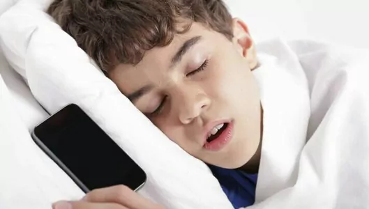 Сомнолог оценил вред ­использования смартфо­на для сна