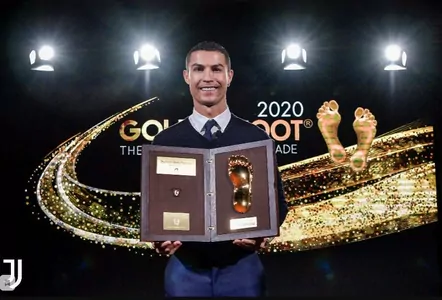 Роналду получил награду Golden Foot-2020