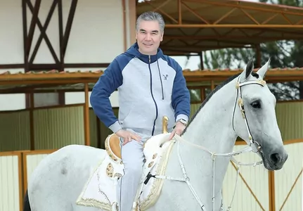Гурбангулы Бердымухамедов посетил Президентский ахалтекинский конный комплекс и Олимпийский городок