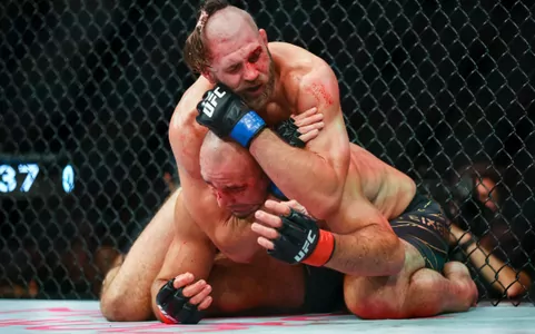 UFC-niň ýarym agyr agramynyň çempiony täzelendi