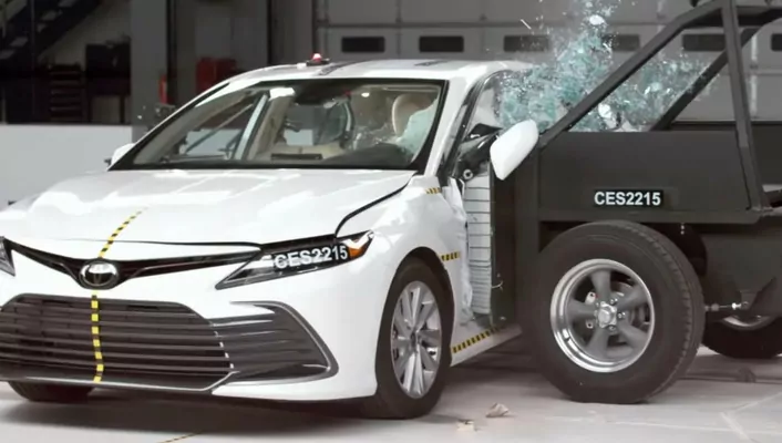 2022-nji ýylyň Toyota Camry-sy gapdal kraş-testinden geçip bilmedi