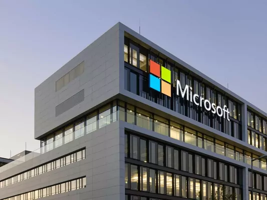 KHBS: Microsoft ýüzlerçe potratçy bilen hyzmatdaşlygy bes edýär