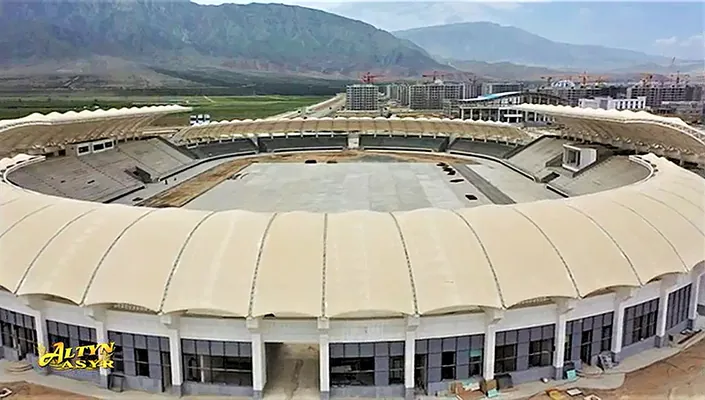 Gurbanguly Berdimuhamedow Ahalyň täze merkeziniň on müň tomaşaçy orunlyk stadionyna bardy