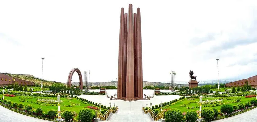 В честь​ Дня поминовения состоялась церемония возложения цветов к​ мемориальному комплексу «Народная память»​