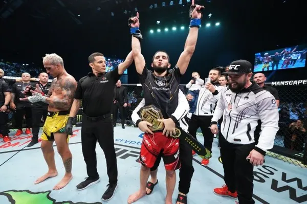 Islam Mahaçew Çarlz Oliweýrany ýeňip, UFC-niň çempiony boldy