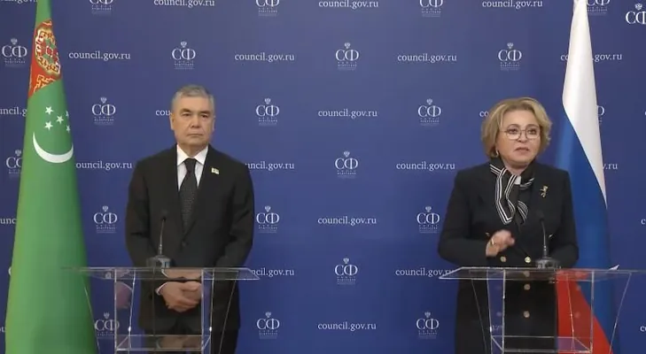 Gurbanguly Berdimuhamedow RF-niň Federasiýa Geňeşiniň Başlygyna tumar sowgat berdi