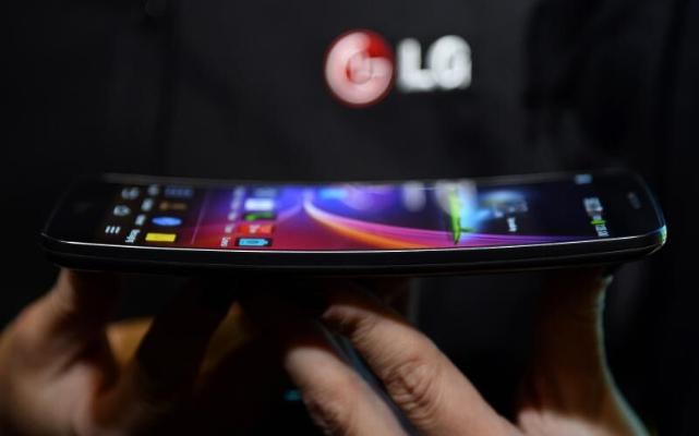 Компания LG запатентовала смартфон-книжку с гибким сдвижным экраном