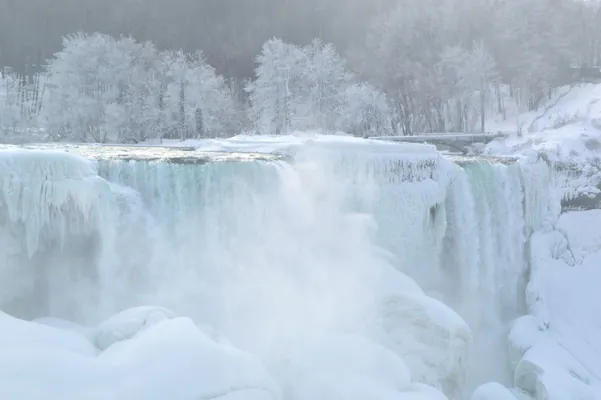 Niagara şaglawugy buz bilen örtüldi