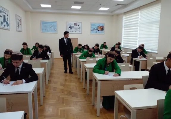 Сердар Бердымухамедов: "Необходимо повышать квалификацию учителей и установить для них высокую зарплату"