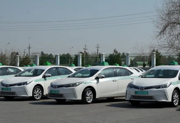 В таксопарке Ахалского велаята появились 50 новых автомобилей Toyota Corolla