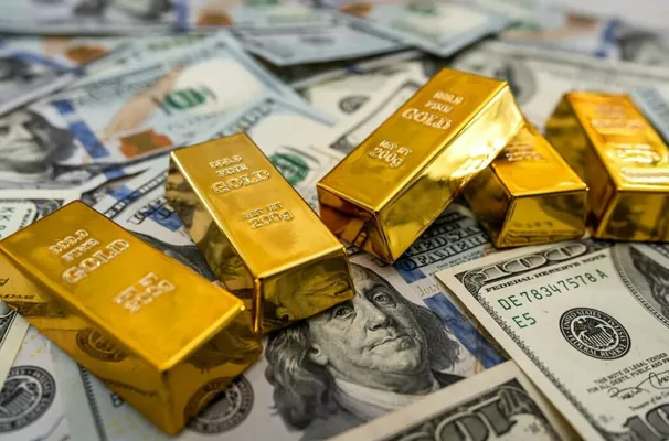 Золото подешевело на фоне укрепления доллара и ожидания решений ФРС США