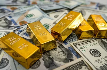 Золото подешевело на фоне укрепления доллара и ожидания решений ФРС США