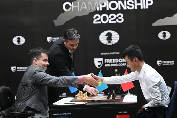 Ян Непомнящий и Дин Лижэн сыграли вничью в первой партии матча за шахматную корону