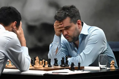 Ян Непомнящий проиграл в четвертой партии матча за звание чемпиона мира по шахматам