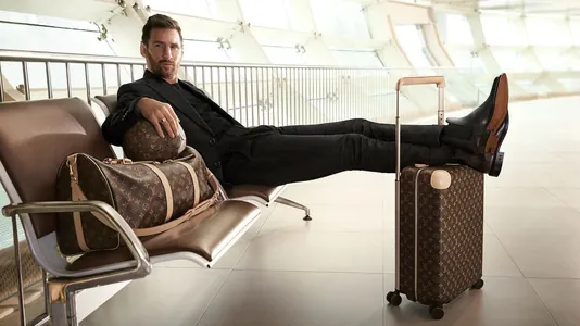 Месси вновь снялся для Louis Vuitton. Лео сидит на чемодане на взлетной полосе