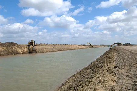Garagumgurluşyk начала работы по расширению русла реки Каракум