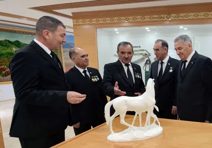Türkmen we daşary ýurt raýatlaryna «Türkmenistanyň at gazanan atşynasy» diýen hormatly atlar dakyldy