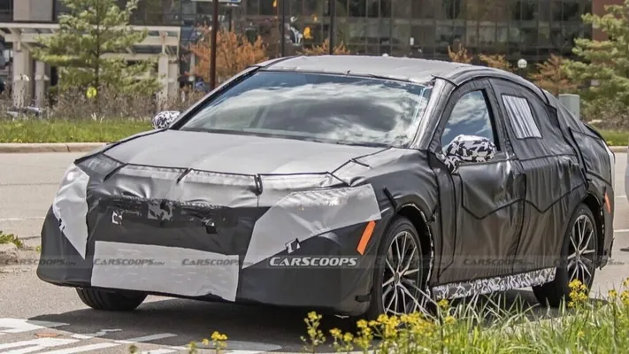 Toyota Camry-nyň täze nesli ýol synaglaryna çykaryldy