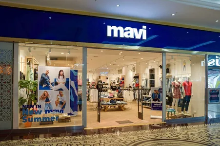 Магазин MAVI в Беркараре объявил скидку 40% на все футболки. Время действия акции ограничено
