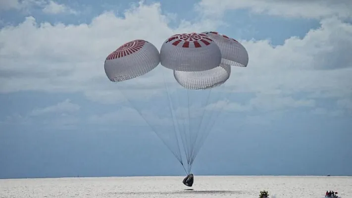 Космический корабль Crew Dragon с туристами успешно приводнился в Атлантическом океане