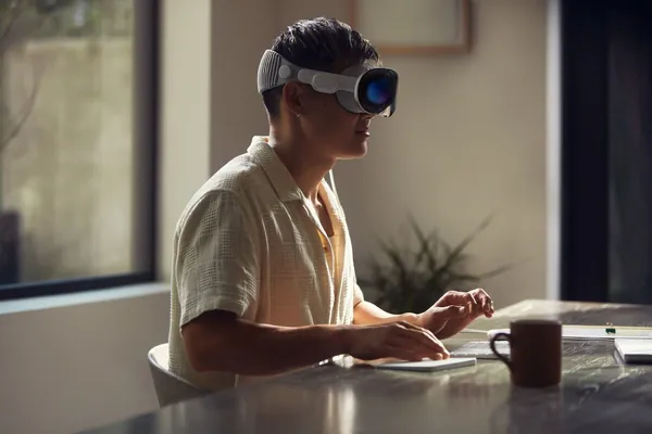 Apple ilkinji Vision Pro VR-garniturasyny hödürledi. Onuň bahasy 3,5 müň dollar